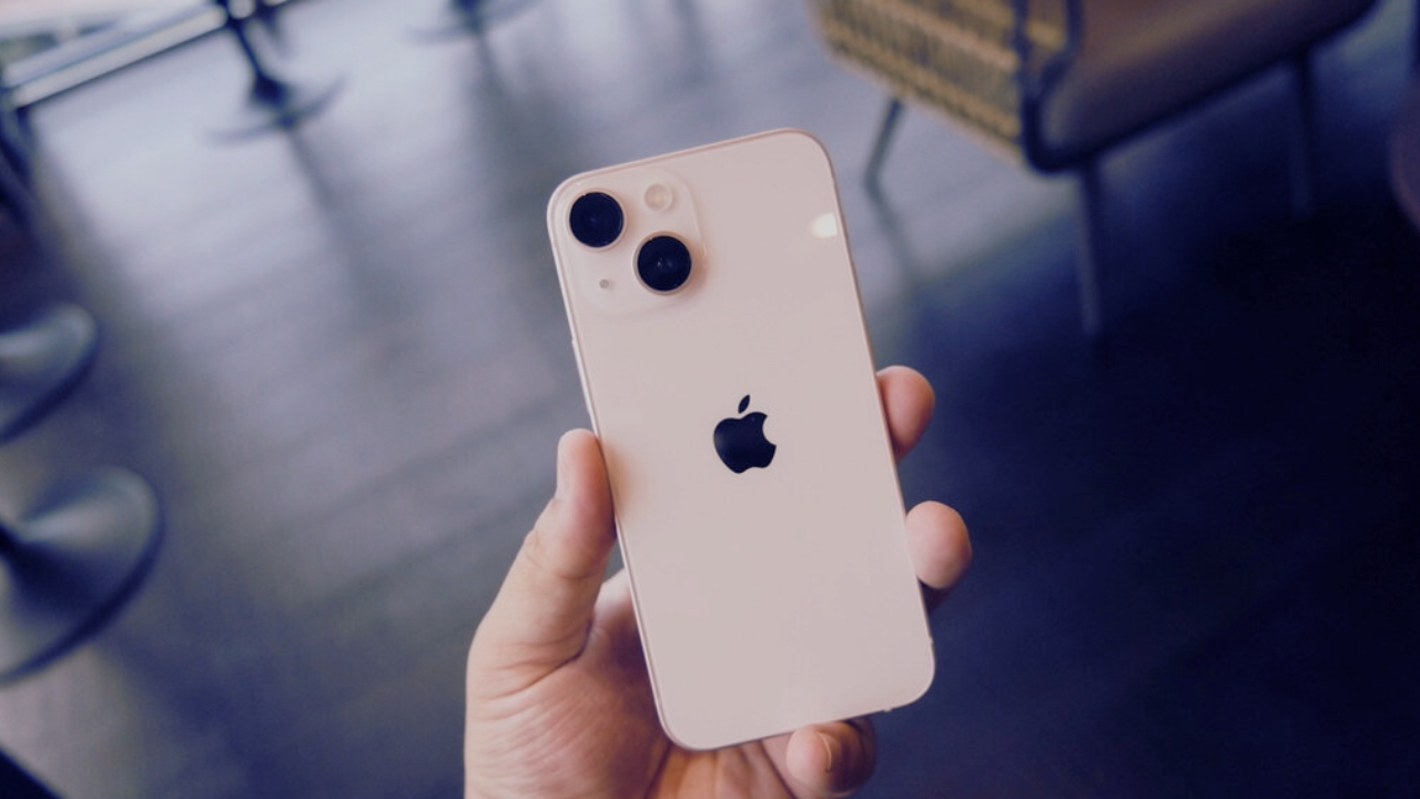 iOS 18.5 Update Brings Satellite Support to iPhone 13